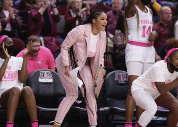 Twitter Defends Basketball Coach After Trolls Criticize Her Game Day Outfit