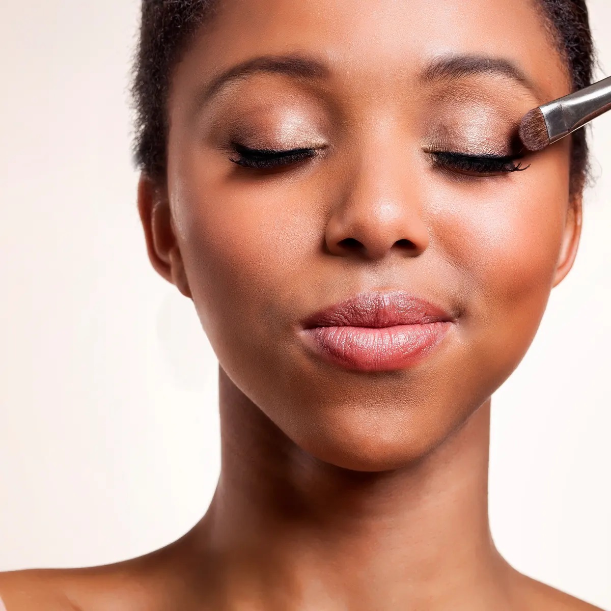 How to Apply Makeup On And Avoid Flaking - Emily CottonTop