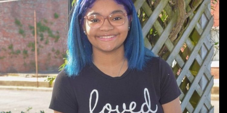 Father Disagrees With School’s Decision To Not Let His Daughter Walk In Graduation If Her Hair Is Not Dyed “A Neutral Color” – “Her Hair Is A Distraction”