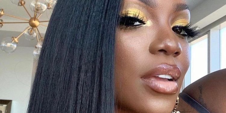 How To Apply False Lashes Like A Pro With These 3 Tips