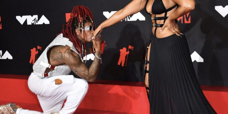 Ashanti Brought Nick Cannon To His Knees With Her VMA Look And We Aren’t Surprised