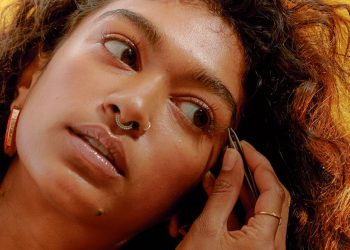 How To Pluck Your Eyebrows Like A Pro