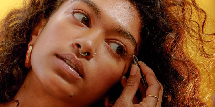 How To Pluck Your Eyebrows Like A Pro