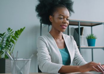 Must-Have Beauty Essentials You Ought to Keep in Your Desk Drawer