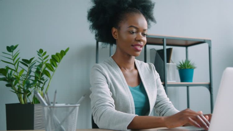 Must-Have Beauty Essentials You Ought to Keep in Your Desk Drawer