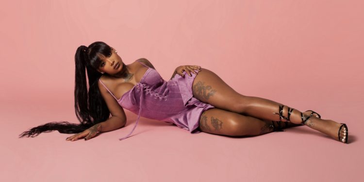 Summer Walker Reveals She’s Single After Fan Asks Her "Where Is Larry?" - "outside with the men, where yo man?"