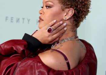 Rihanna natural curls