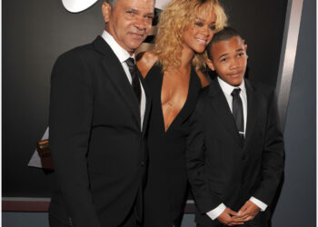 Rihanna her brother and her dad - Rihanna's dad passed away